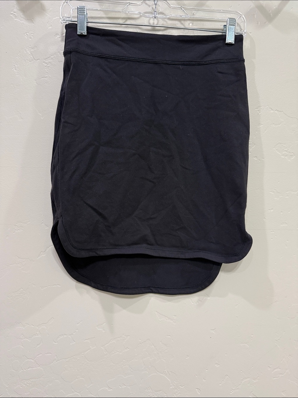 Lululemon Black Women's Athletic stretchy pencil Skirt with Curved Hem
